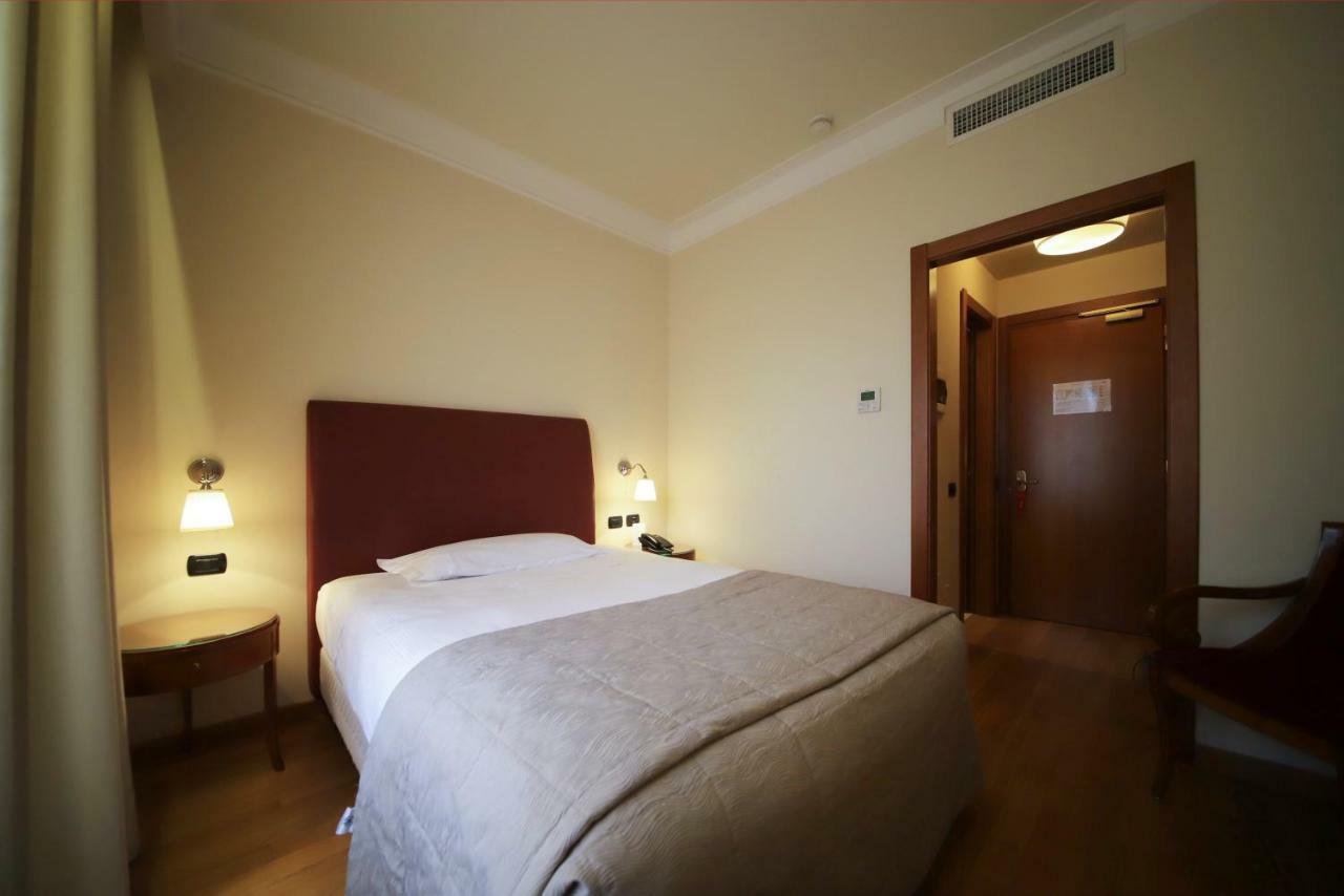 Monica Hotel Fiera Pregnana Milanese Exterior foto